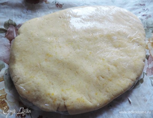 Тесто расплющиваем и заворачиваем в пищевую пленку. Отправляем его в холодильник минимум на полчаса.