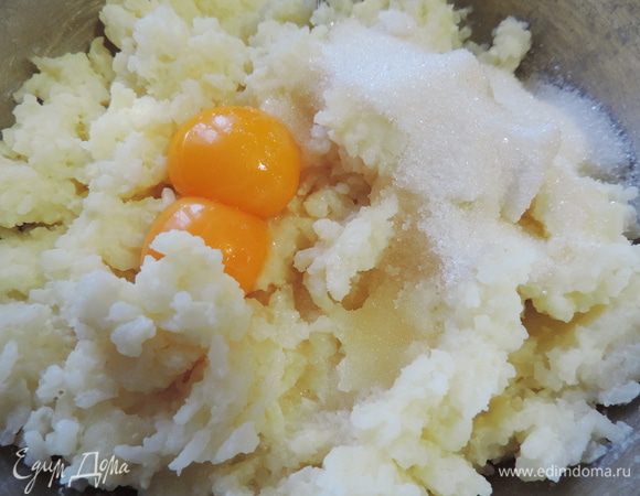 К остывшей каше добавить оставшийся сахар, яичные желтки и столовую ложку вашего любимого ликера (у меня был коньяк).