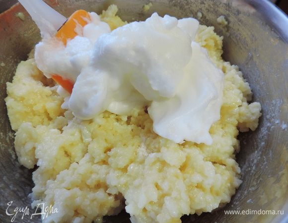 Белки взбиваем до устойчивых пиков. Добавляем к рисовой массе треть белков и аккуратно вымешиваем лопаткой. Теперь добавляем остальные белки и аккуратно перемешиваем. 