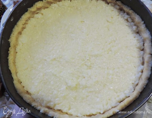 Выкладываем начинку в форму. Выпекаем в заранее разогретой до 180 градусов духовке 40 минут. Следите, чтобы пирог не подгорел.