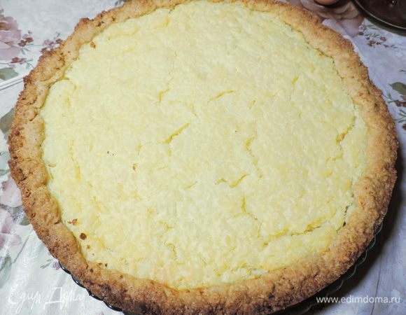 Готовому пирогу дайте полностью остыть в форме. 