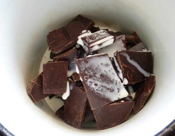 Для начала растопим шоколад с 80 граммами сливок. Я делаю это в миске на плите. 