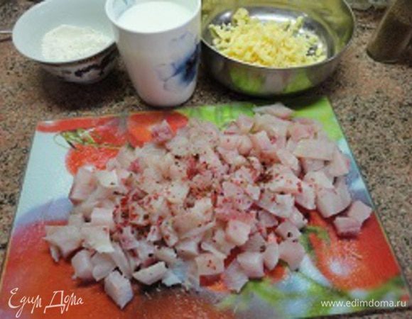 У филе с помощью бумажных полотенец удалить лишнюю влагу и нарезать кубиками, примерно 1,5 см на 1,5 см и посыпать розовым перцем (не нашла в  списке ингредиентов) . Сыр натереть на крупной терке.