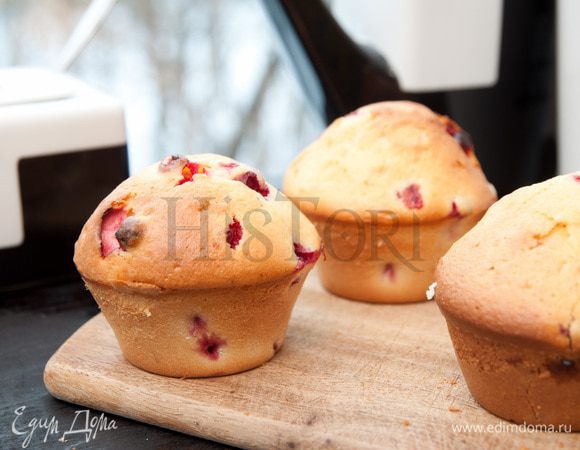 Форму для кексов (у меня 1 небольшая форма для кексов из 6 силиконовых формочек для маффинов) заполняем на 2/3 (не больше!). Выпекаем в разогретой до 220°С духовке до состояния "сухой спички". Вынимаем, нарезаем, наслаждаемся. 