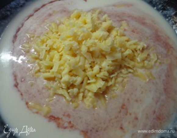 В сковороде разогреть растительное масло и слегка обжарить рыбу. Выложить в глубокую миску.

Можно на этой же сковороде растопить сливочное масло, всыпать муку, тщательно перемешать и начинать понемногу вливать молоко, тщательно вымешивая, чтобы получилась однородная, без комочков, масса. Тут, главное, не торопиться. Добавить томатную пасту, сыр, посолить, поперчить, добавить кориандр, перемешать и выключить огонь.