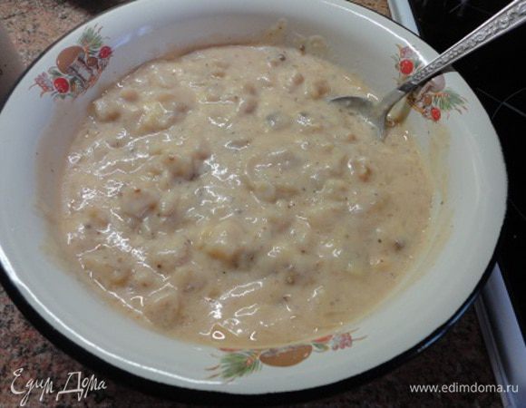 Белки отделить от желтков и отдельно взбить. Желтки соединить с соусом и вылить его в миску к рыбе. Перемешать.