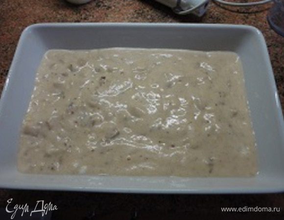 Частями ввести взбитые белки и всю массу вылить в форму, смазанную маслом.