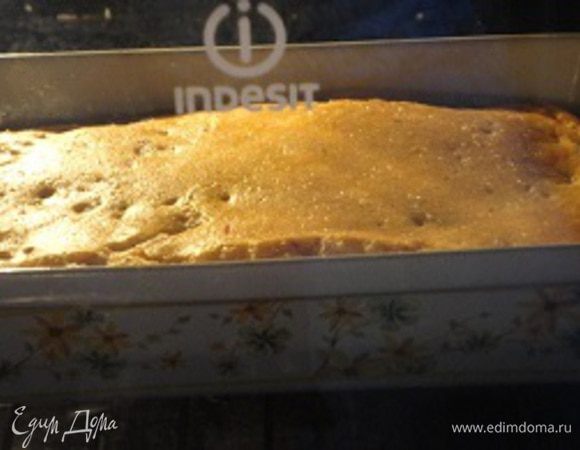 Выпекать 25 минут при температуре 190 градусов, до золотистого цвета. Готовый пирог оставить в духовке на минут 10. Во время выпечки пирог поднимется.