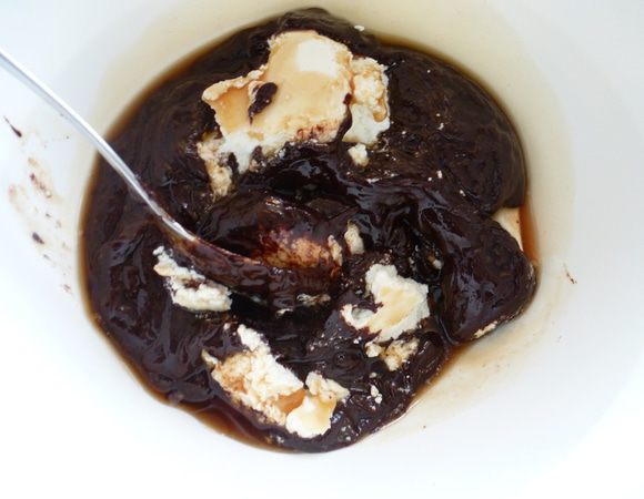 К остывшему шоколаду добавляем творог и перемешиваем до однородности. 
Обязательные требования к творогу - он должен быть однородным, без крупинок и не кислым. Я беру творог в пачке. Если все же у Вас творог сухой и с крупинками, его можно взбить в блендере с добавлением небольшого количества сливок. 