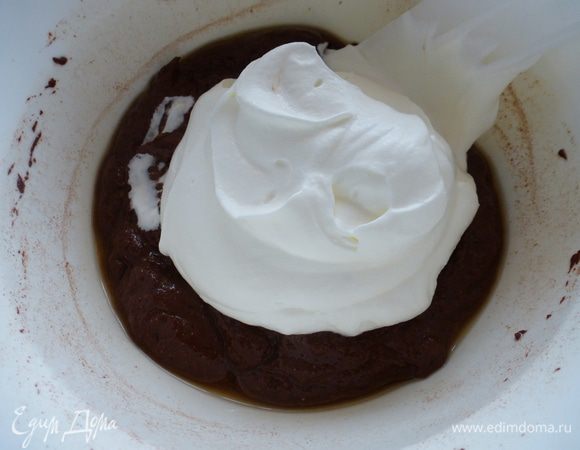 Взбиваем оставшиеся 150 грамм сливок в плотную пену. Аккуратно подмешиваем к шоколадной массе. 