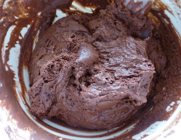 А когда достанем его из холодильника, он станет вот таким густым и плотным.