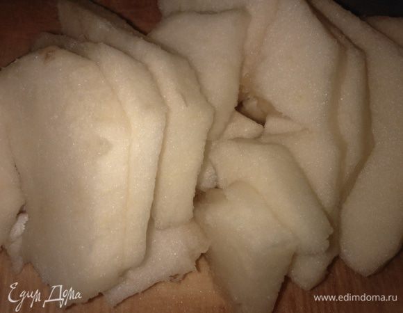 Яблоки очистить от кожуры и сердцевинки. Нарезать их не очень тонкими ломтиками.