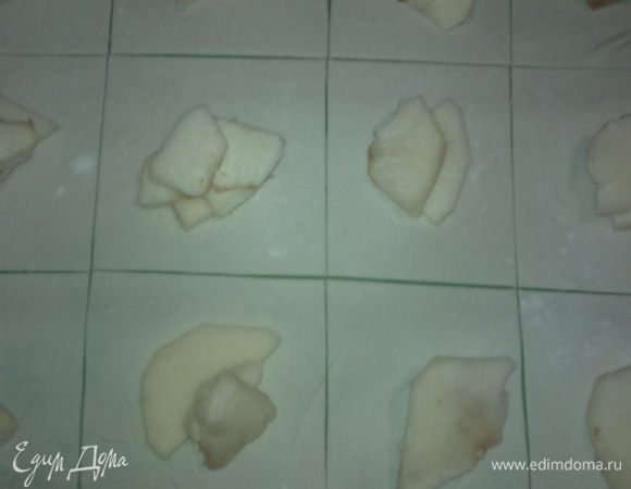 Тесто разрезаем на квадраты и выкладываем дольки яблок. Потом на яблоки распределить сахар (у меня на каждый квадрат одна чайная ложка сахара).