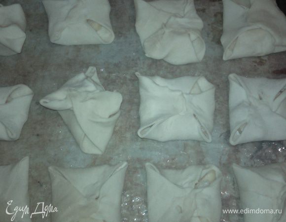 Защипываем сначала два конца по диагонали, потом два других конца по диагонали. Получился конвертик. Открытые кончики можно немного прижать к верху, чтобы сахар не вытекал. Выкладываем конвертики на противень с пергаментом.