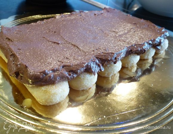 На слой из печенья наносим 1/3 часть крема. 