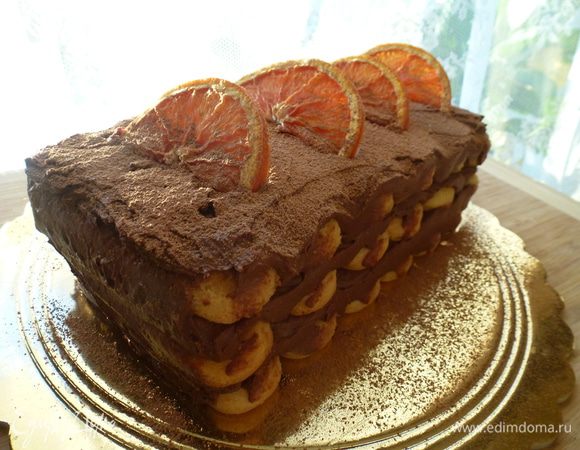 И так продолжаем чередовать, пока не соберем торт. Убираем торт в холодильник на 2 часа (а лучше на ночь), чтобы он пропитался.
Готовый торт присыпаем какао-порошком и украшаем дольками апельсина.
Приятного аппетита!