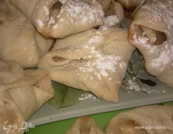 Выпекаются конвертики 25-30 минут. Вытащить их, переложить на тарелку и присыпать сахарной пудрой. Приятного аппетита!