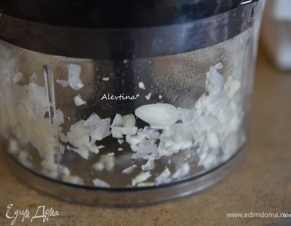 Лук и чеснок мелко рубим вручную или используем технику.