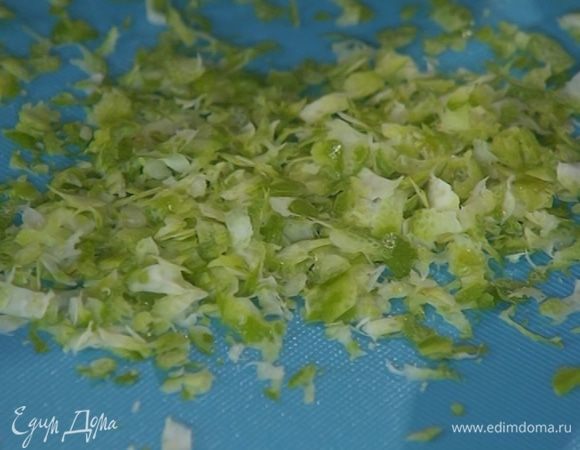 Цедру лаймов натереть на мелкой терке, выжать из них сок.