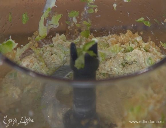 Приготовить тесто для коржа: в чаше блендера соединить 80 г предварительно размягченного сливочного масла, сахар, цедру лаймов, экстракт рома, соль и все взбить в однородную массу.