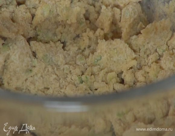 Порциями ввести муку, все вымешать.