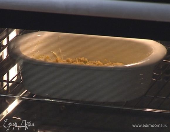 Отправить форму с коржом в духовку на 7–8 минут.