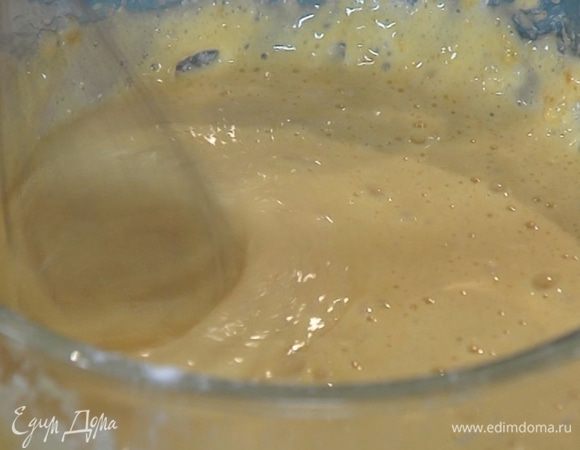 Приготовить начинку: соединить сахар, муку, яйца и разрыхлитель и взбить все миксером на невысокой скорости. Не прекращая взбивать, влить сок лаймов и вымешать еще немного.