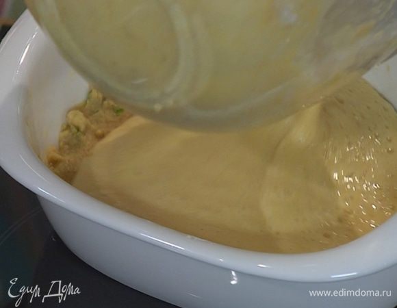 Вынуть корж из духовки, залить лаймовой начинкой и выпекать еще 20 минут, затем охладить.
