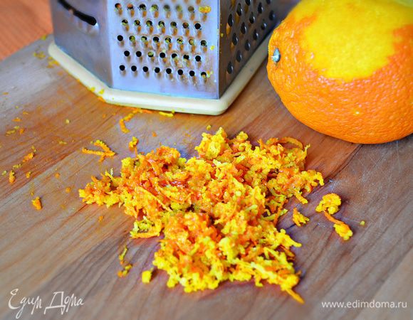 Цедру апельсина натрите на мелкой тёрке.
