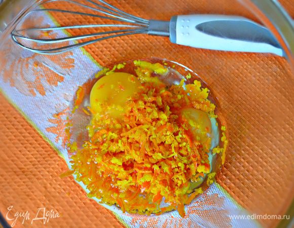 Взбейте слегка яйца с ликёром и ванильным сахаром, добавьте цедру апельсина.
