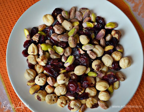 Подготовьте орехи и вяленую вишню.
