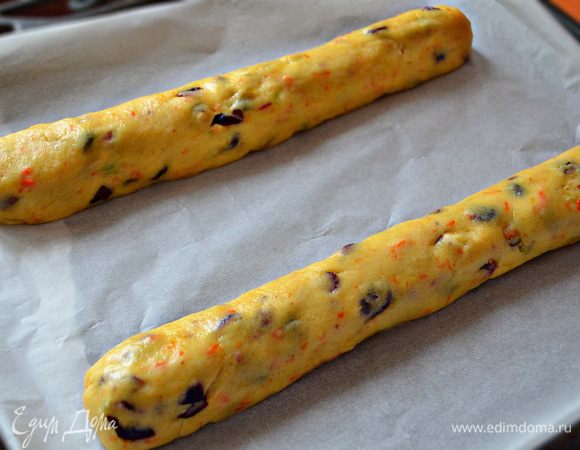Тесто разделите пополам и скатайте два "батончика" шириной 3 - 3,5 см. Духовку разогрейте до 180 С. Противень застелите бумагой для выпечки и выложите "батончики" на расстоянии друг от друга. Выпекайте около 30 мин.