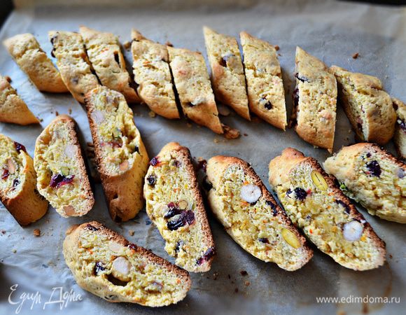 Выньте противень из духовки, дайте  испечённым "батончикам" немного 
(5-7 мин) остыть и нарежьте острым ножом на кусочки толщиной 1,5 см.
Убавьте температуру в духовке до 150 С. Противень поставьте обратно в духовку, выпекайте 7 мин, затем переверните сухарики на другую сторону и выпекайте ещё 7 мин.