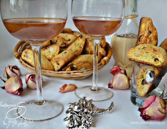 Остудите печенье на решётке. Переложите в жестяную коробку и оставите на 8 ч. Готовые бискотти подавайте к кофе или десертному вину. Buon appetito!