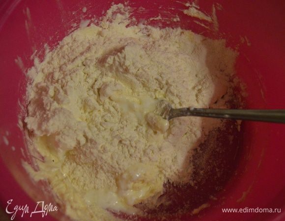 Добавляем остальные ингредиенты, замешиваем тесто.