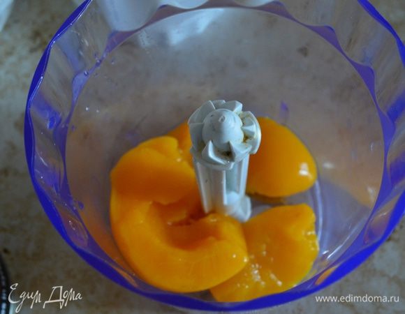 Персики перемалываем с помощью блендера.