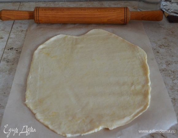 Тесто раскатываем прямоугольником (удобнее это делать на пергаменте).