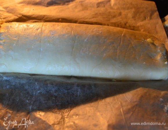 Сворачиваем в рулет (опять с помощью пергамента) и в духовку на 40 минут при 180 С.