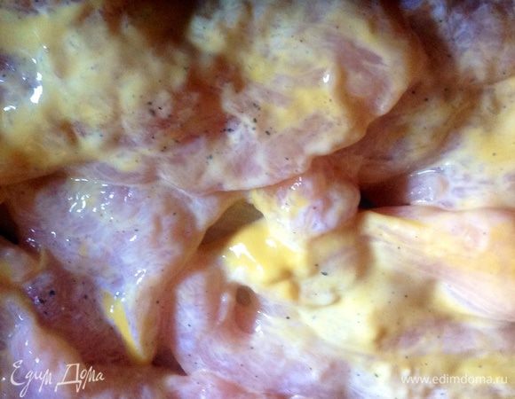 Куриную грудинку порезали на порционные куски, солим, перчим и намазываем тщательно смесью сметана + горчица ( на банку сметаны 200 гр идет 2 чайных ложки горчицы), смазали грудинку и отставили в сторонку.