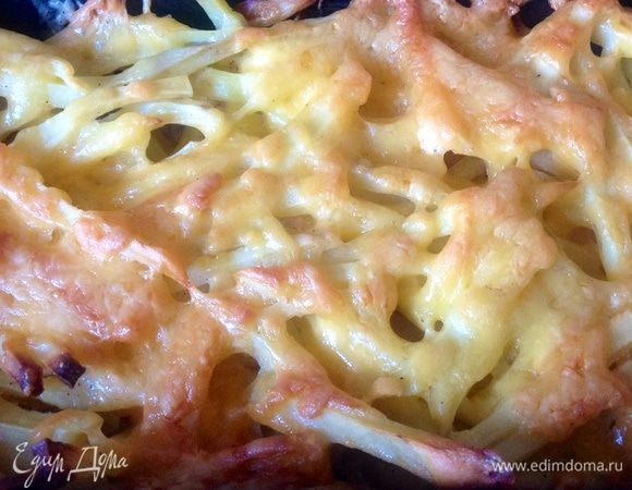 Заранее нагреваем духовку на 200 градусов, ставим туда жаркое и опускаем температуру на 180 градусов, жарим где-то час до золотистой корочки
Проверяйте готовность картошки деревянной зубочисткой прежде чем выключить. Дольше всех в этом блюде готовится картошка.
Приятного аппетита :-)