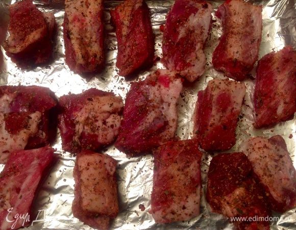 Застила фольгой противень, ребра посолила, натерла специями для шашлыка.
Выложила на фольгу и в духовку на 30 минут где то 180 градусов до образования красивой корочки.