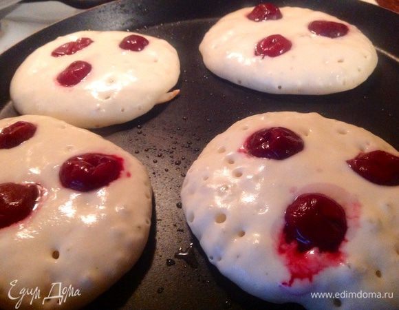 Замешиваем тесто: яйца+ кефир+ соль+ сахар+ сода+ мука просеянная.
Мука у меня в рецепте записана не ровно 1,5 стакана, муки надо ровно столько, чтобы тесто получилось как густая сметана! На сковородку масло не наливаем, а просто ее смазываем, выкладываем столовой ложкой тесто и потом втыкаем в оладьи вишню.