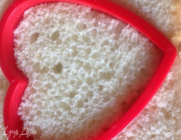 Формочкой для печенья надо продавить на куске хлеба сердце.