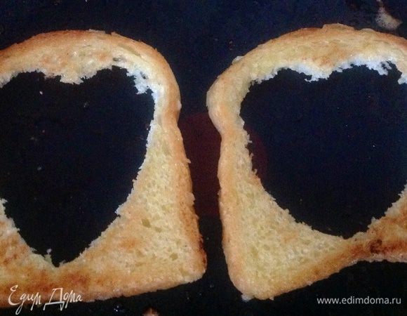 Обжарить хлеб на одной стороне и перевернуть.