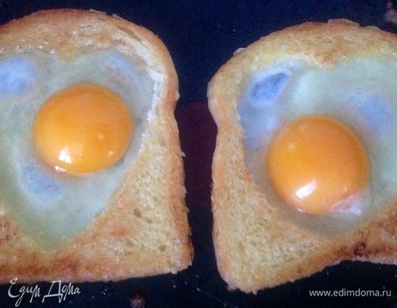 Влить по яйцу и поджарить яйца до готовности.
Сердечке тоже поджарить.
Любимому человеку будет приятно, когда на завтрак будет такая простая яичница в такой непростой подаче ;-)
Не обязательно ждать снова Дня Святого Валентина для того, чтобы сделать такую яичницу :-)
Приятного аппетита :-)