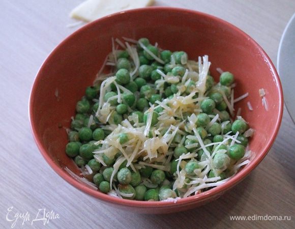 Зеленый горошек смешать с натертым сыром и желтком. 