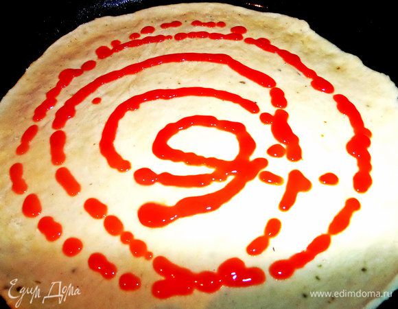 Затем дно промазываем кетчупом или томатной пастой.