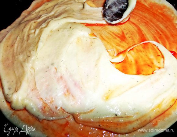 По желанию можно промазать сверху соусом "бешамель" (5 ст.л.), готовить его как в предыдущей пицце: http://www.edimdoma.ru/retsepty/72309-pitstsa-s-salyami-maslinami-na-syrnom-souse-beshamel Хватает тоже на 3 пиццы!