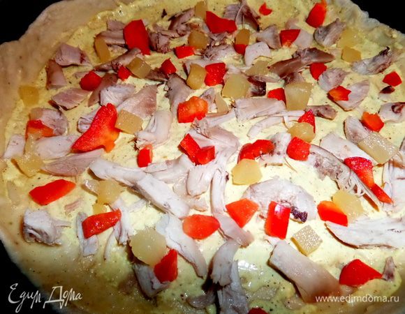Выложить на пласт теста куриные кусочки, сладкий перец и ананас в кусочках.