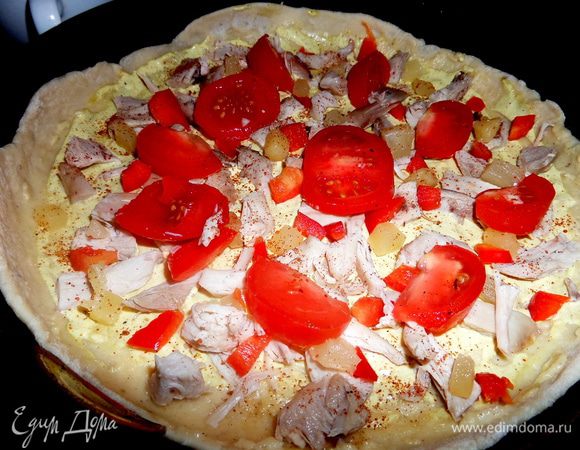 Сверху дольки или кружочки помидора. Посолить, поперчить.